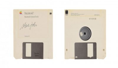هل تعلم أن قرص مرن وقع Steve Jobs مؤسس شركة آبل معروض في مزاد بقيمة 7500 دولار !!!