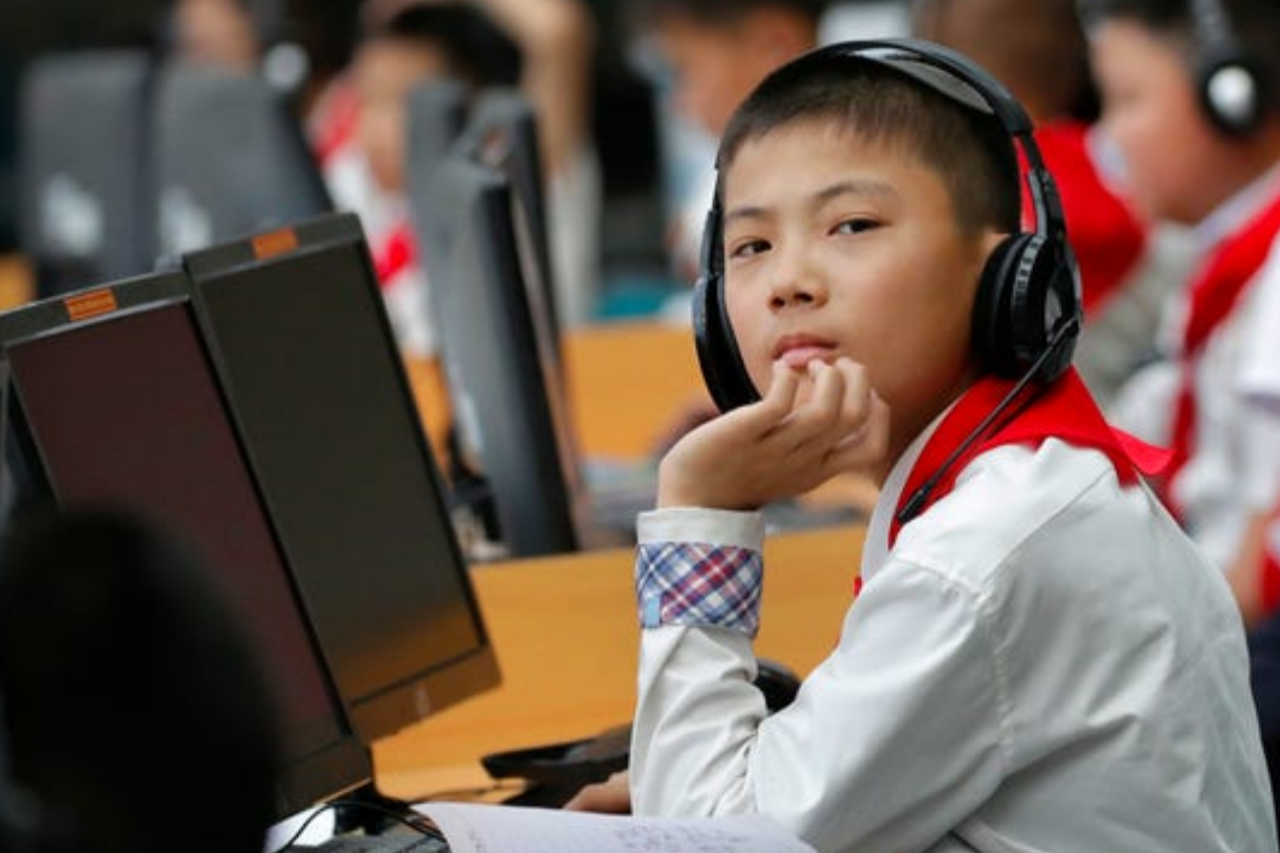 طلاب كوريون شماليون يستخدمون الكمبيوتر 16يونيو 2017