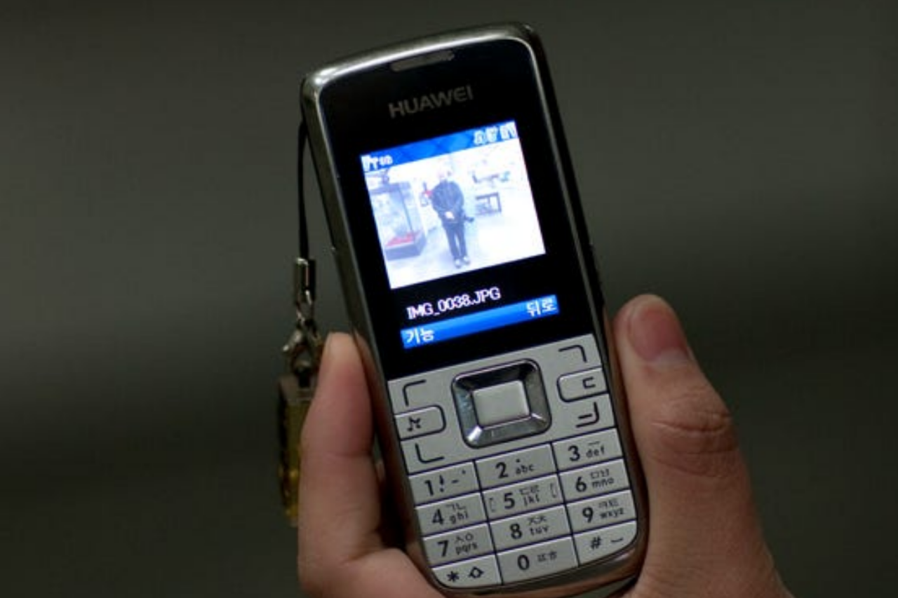 أمرأه تحمل هاتف هواوي في كوريا الشمالية 26 أبريل 2010