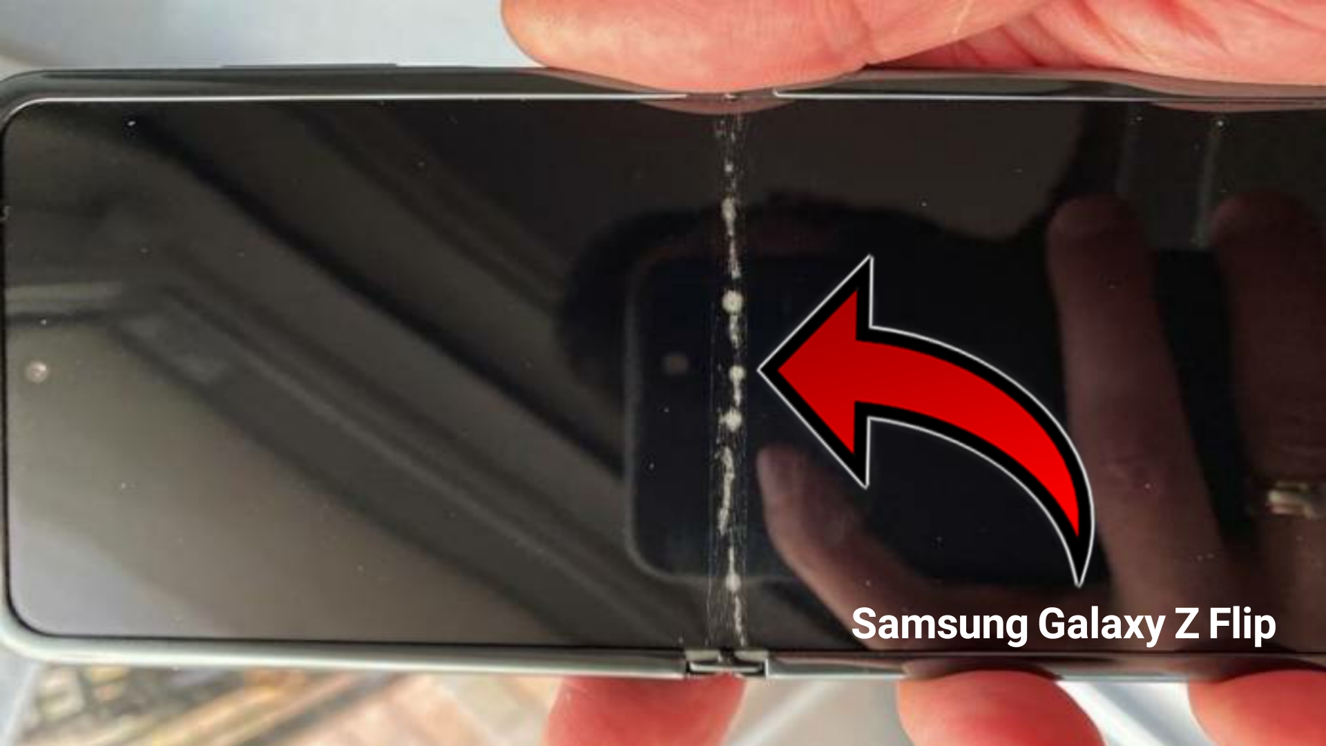ظهور صور لهاتف Samsung Galaxy Z Flip القابل للطي تبين تشقق طبقة الحماية بشكل واضح