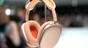 سماعة AirPods Max تحصل على تحديث من شركة Apple لمعالجة مشكلة تأخير الصوت وإضافة ميزات جديدة