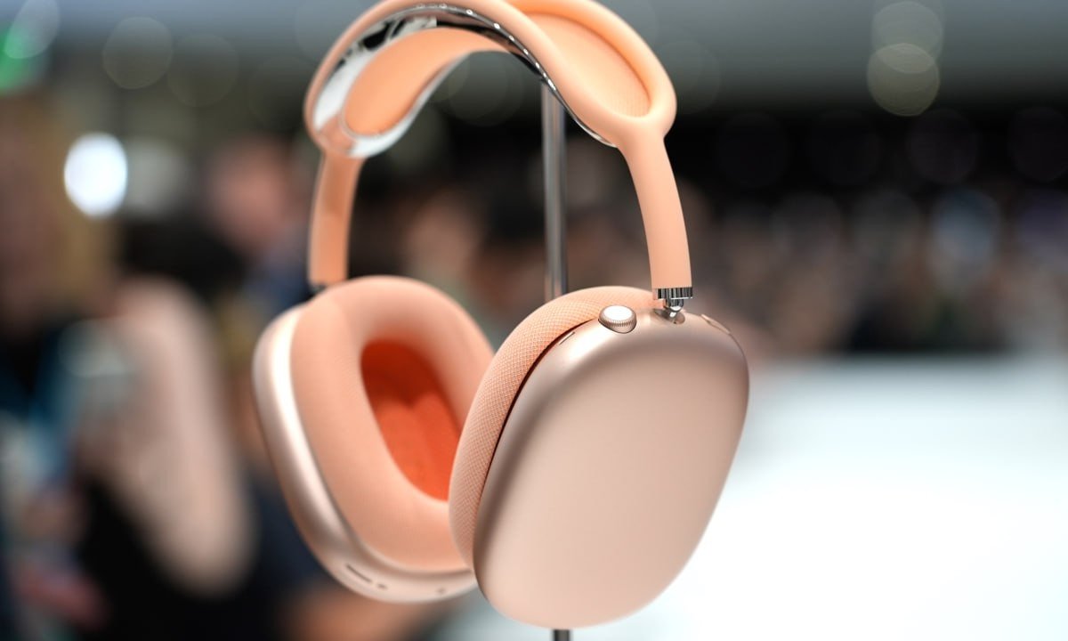 سماعة AirPods Max تحصل على تحديث من شركة Apple لمعالجة مشكلة تأخير الصوت وإضافة ميزات جديدة