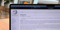 موسوعة ويكيبيديا تشكو من قلة الزيارات موقعها بسبب الذكاء الاصطناعي ومواقع التواصل الاجتماعي