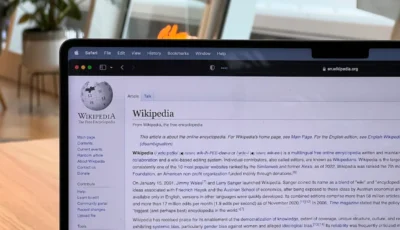 موسوعة ويكيبيديا تشكو من قلة الزيارات موقعها بسبب الذكاء الاصطناعي ومواقع التواصل الاجتماعي