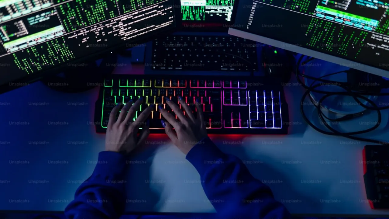 جوجل البرمجية الخبيثة PROMPTFLUX تستخدم الذكاء الاصطناعي Gemini لأعادة كتابة الشفرة البرمجية كل ساعة